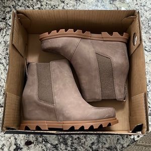 NWT Sorel Women's Sorel Joan of Arctic Wedge III Boot - Size 6.5 Taupe Omega